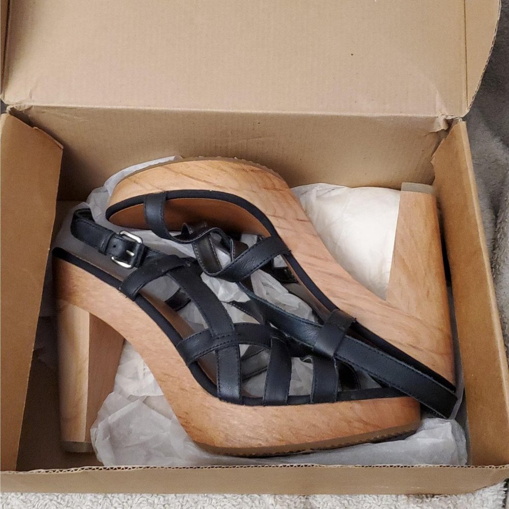 Brand New American Eagle wood wedge with straps